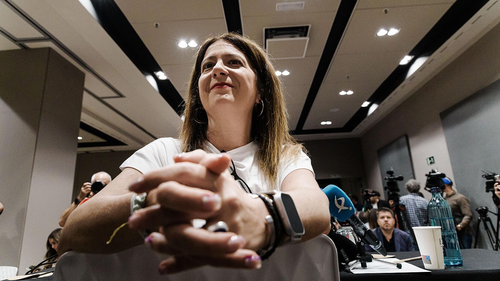 Leire Díez minutos antes de la rueda de prensa que celebró en junio de 2025 para dar explicaciones sobre sus actividades
