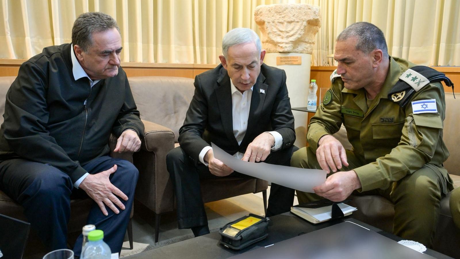 El primer Ministro de Israel, Benjamin Netanyahu, durante una reunión de seguridad con el ministro de Defensa Yirael Katz y el jefe del Ejército Eyal Zamir, en Tel Aviv.