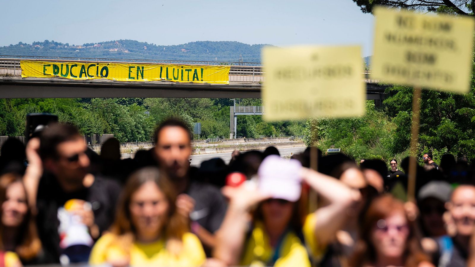 Sindicatos catalanes se encierran en el Departamento de Educación por la huelga de profesores