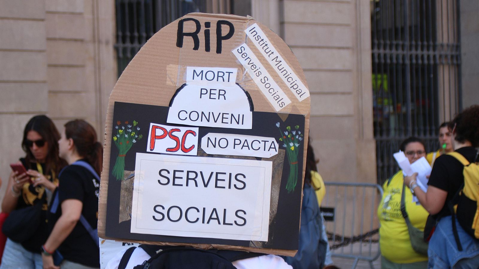 Cartell de protesta dels serveis socials de Barcelona que s'ha exhibit a la concentració davant de l'Ajuntament
