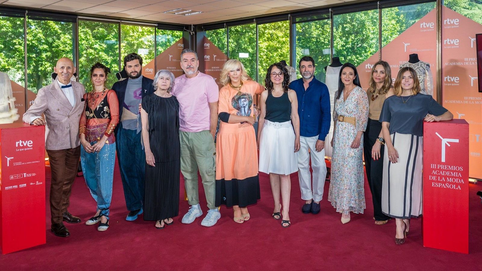 Once figuras de la moda española, incluyendo a Lorenzo Caprile, Ana Locking, Palomo Spain, Agatha Ruiz de la Prada, Nieves Álvarez e Inés Sastre, posan en la alfombra roja para los III Premios Academia de la Moda Española.
