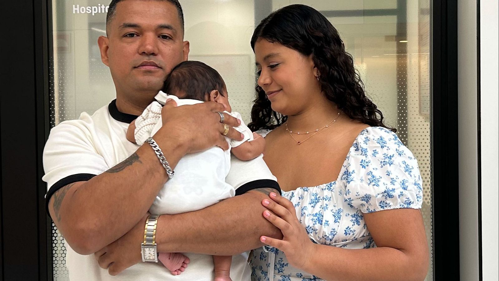 El padre sostiene al bebé Thiago, operado con éxito cuando era un feto en Barcelona, ante la mirada de la madre.
