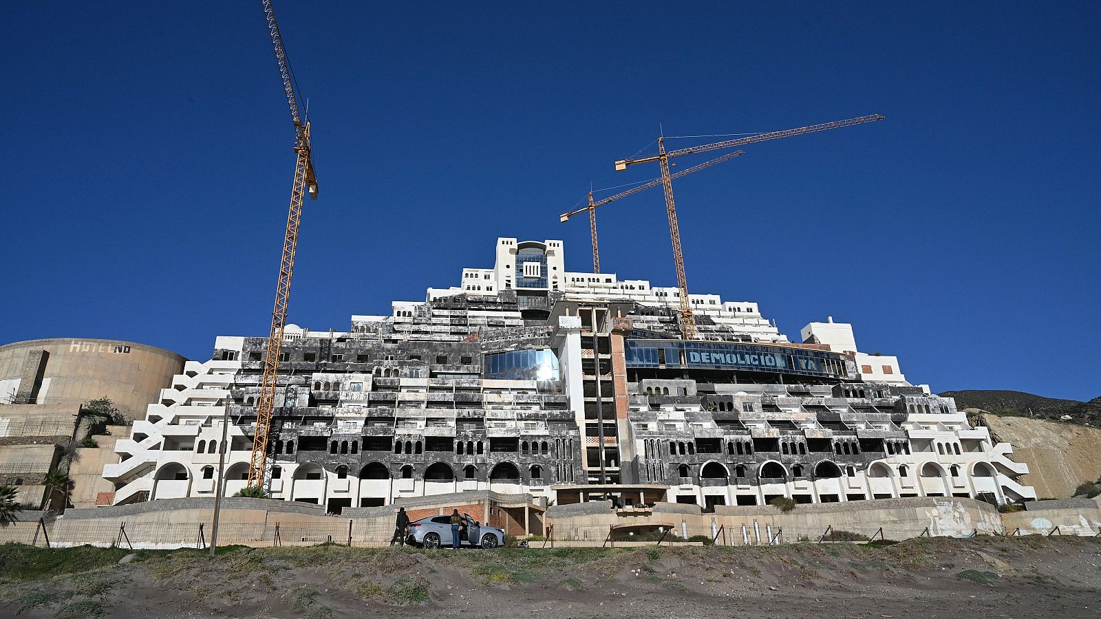 El hotel de El Algarrobico,a la espera de la demolición 20 años después de parar las obras.