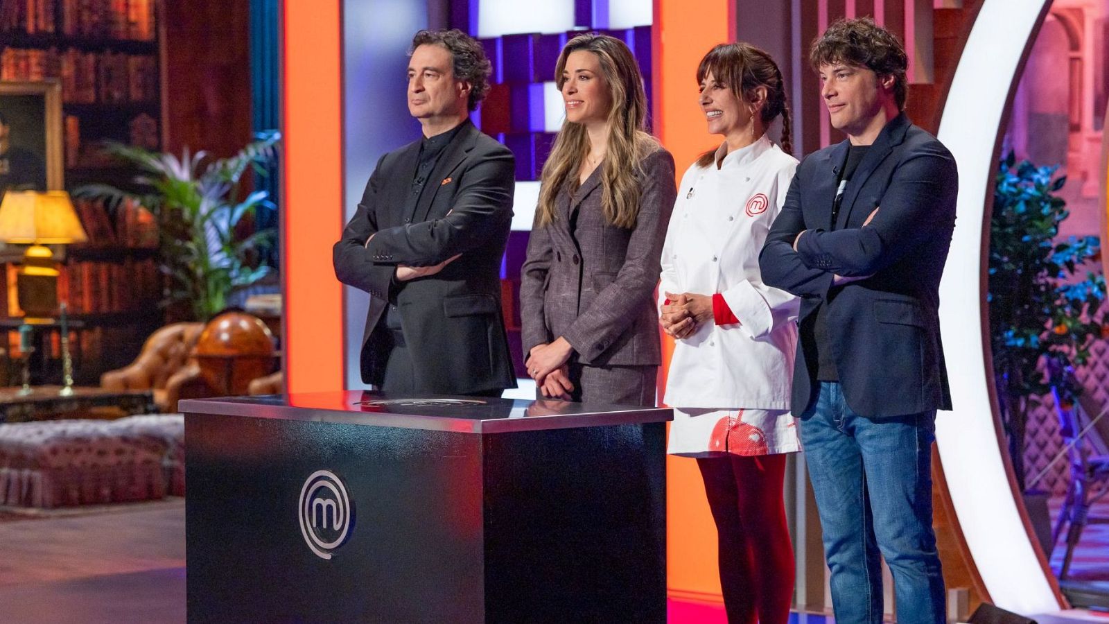 Jordi Cruz, Yolanda Ramos, Samantha Vallejo-Nágera y Pepe Rodríguez posan detrás de un mostrador con el logo de 'MasterChef'. El fondo es una mezcla de estudio clásico y plató moderno.