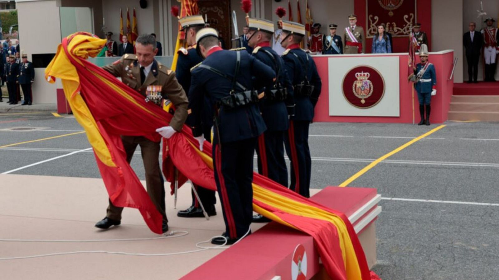 Día de las Fuerzas Armadas 2026: las imágenes del desfile militar en el que no se pudo izar la bandera