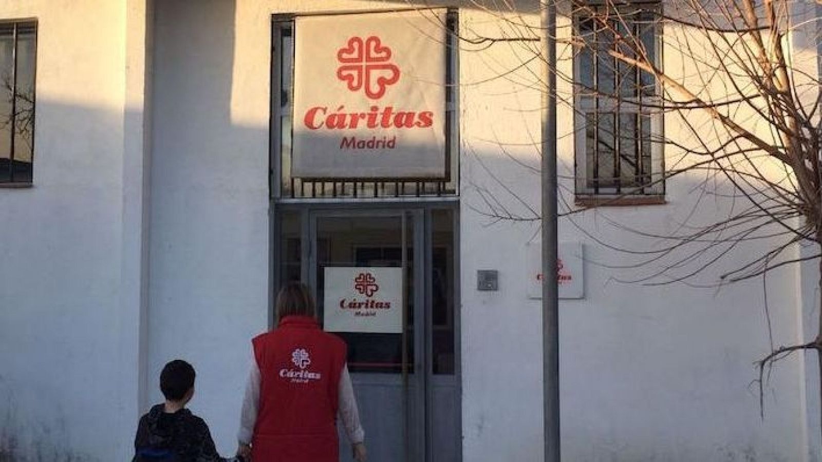 Cáritas Diocesana de Madrid realiza en Cañada Real un proyecto de trabajo comunitario para mejorar la calidad de vida de los residentes.
