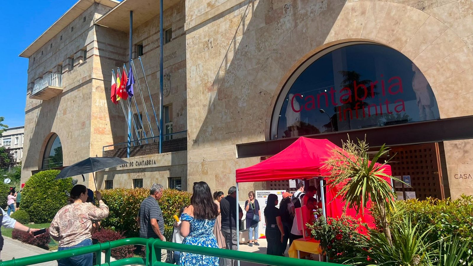 Los colombianos en España deciden en unos comicios marcados por la polarización