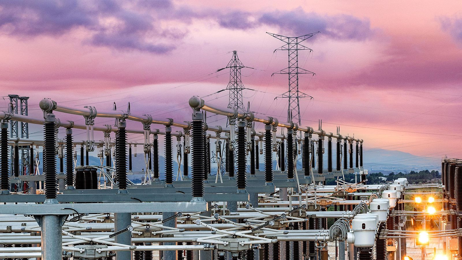 Bruselas aprueba el plan de 9.000 millones de euros del Gobierno para garantizar el suministro eléctrico tras el apagón