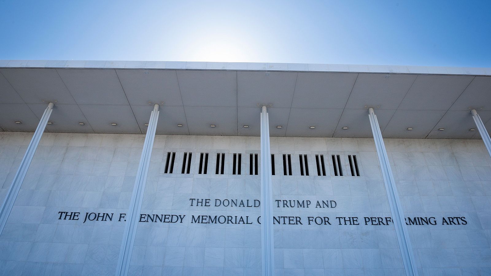 Un juez federal ordena que se elimine el nombre de Trump del Centro Kennedy de Artes Escénicas de Washington