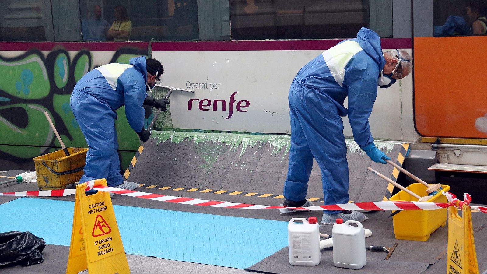 Dos operaris eliminen una pintada feta en un tren de Rodalies a l'Estació de França