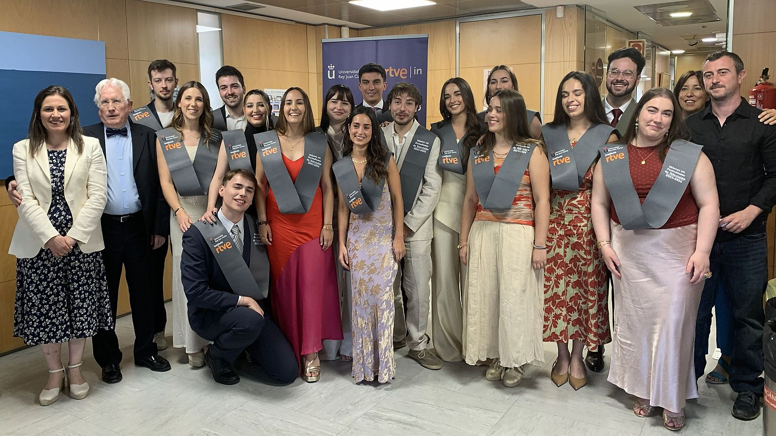 Fotografía de grupo de graduados del Máster en Periodismo de Televisión RTVE-URJC, XXIV edición 2022-2023, con el director Fernando López Agudín.