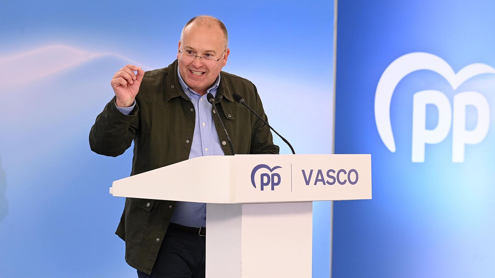 Miguel Tellado, secretario general del PP, da un discurso en un acto del partido en el País Vasco, con el logo del PP visible en el atril y en el fondo.