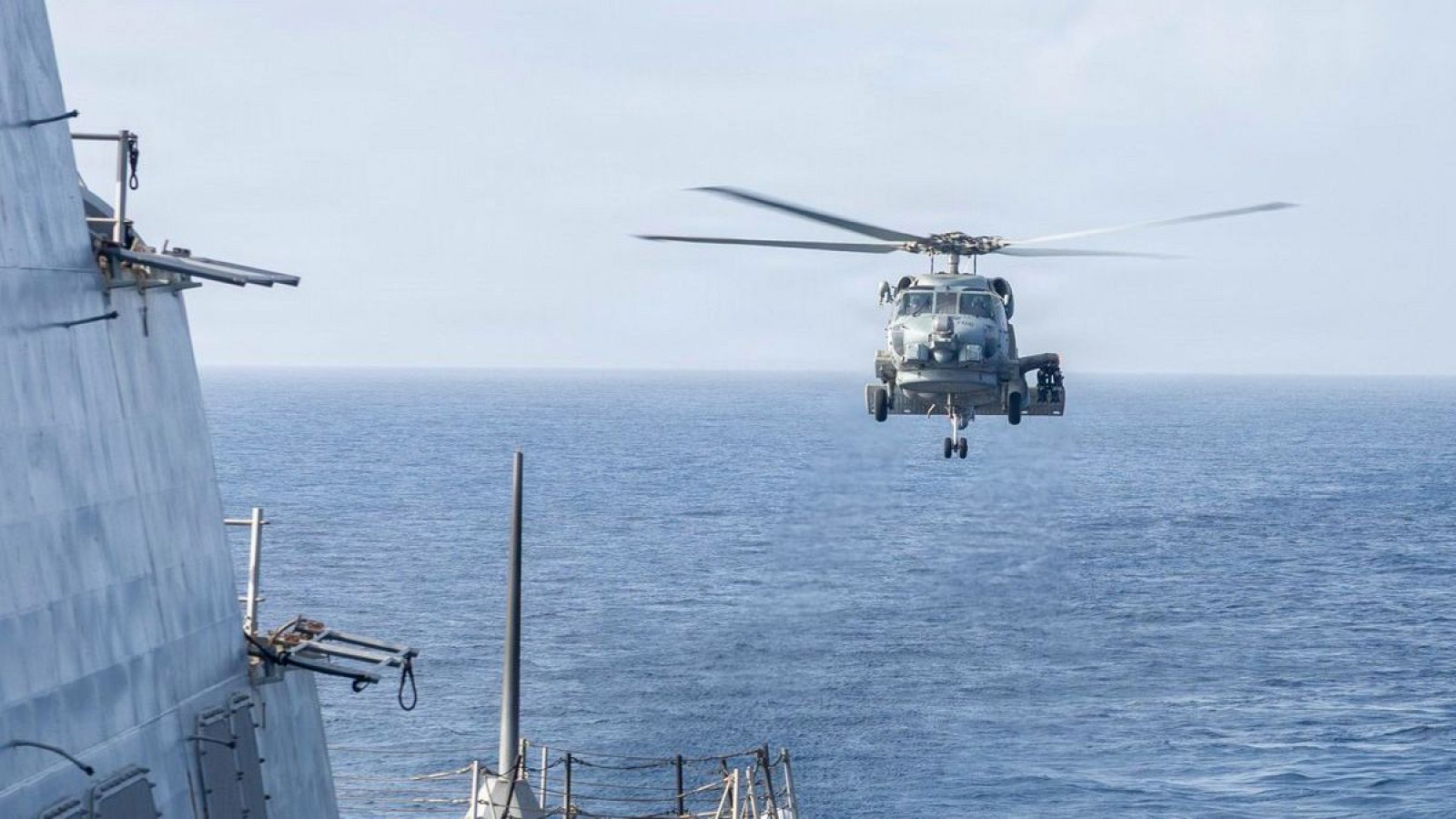 EE.UU. ataca un barco que intentaba romper el bloqueo a Irán cerca del estrecho de Ormuz