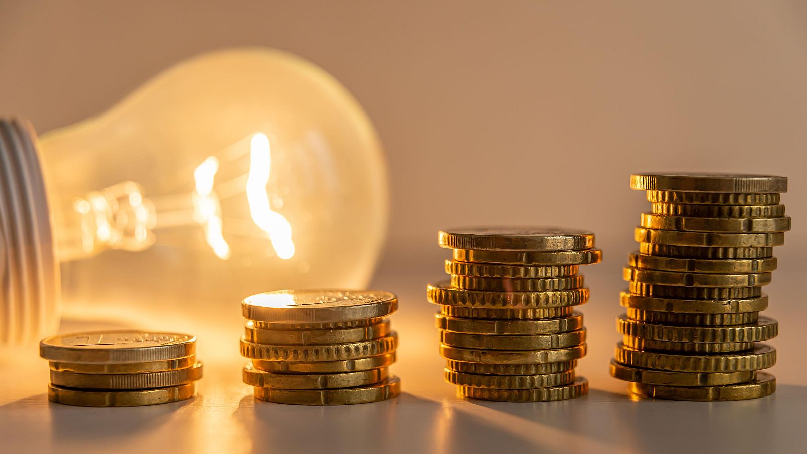 Las facturas de luz y gas se encarecen desde este lunes al decaer la rebaja del IVA del plan anticrisis por la guerra en Irán