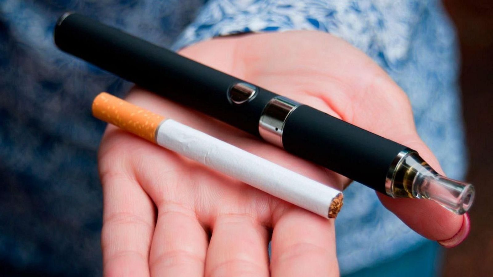 Les cigarretes tradicionals i les electròniques perjudiquen la salut d'una manera similar