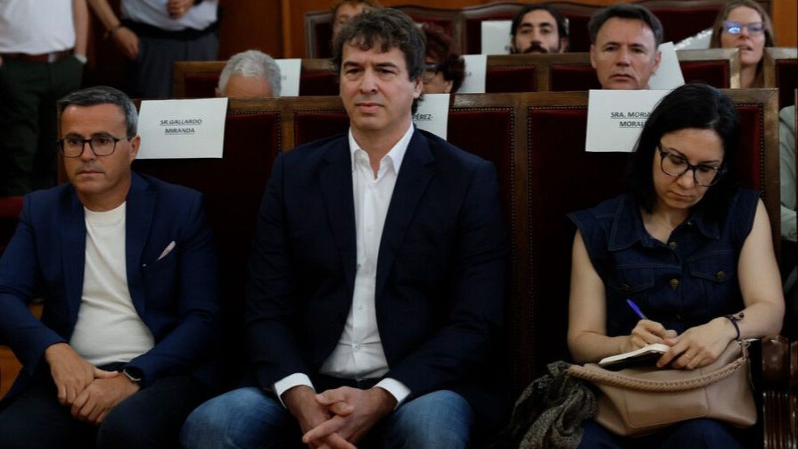El juicio a David Sánchez se reanuda con la resolución del tribunal sobre las nulidades planteadas por las defensas David Sánchez en el centro; el exlíder del PSOE extremeño, Miguel Ángel Garrido, y Elisa Moriano Morales en la Audiencia de Badajoz