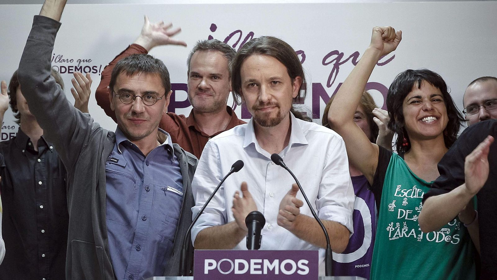 Pablo Iglesias festeja los resultados de las elecciones europeas de 2014 con Juan Carlos Monedero y Teresa Rodríguez