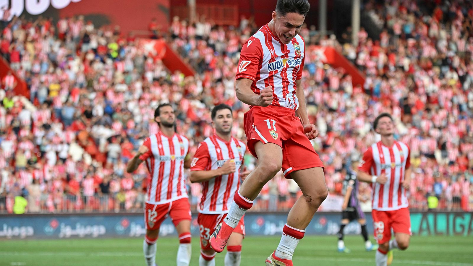 El jugador de la U.D. Almería Sergio Arribas celebra su gol ante el Real Valladolid.