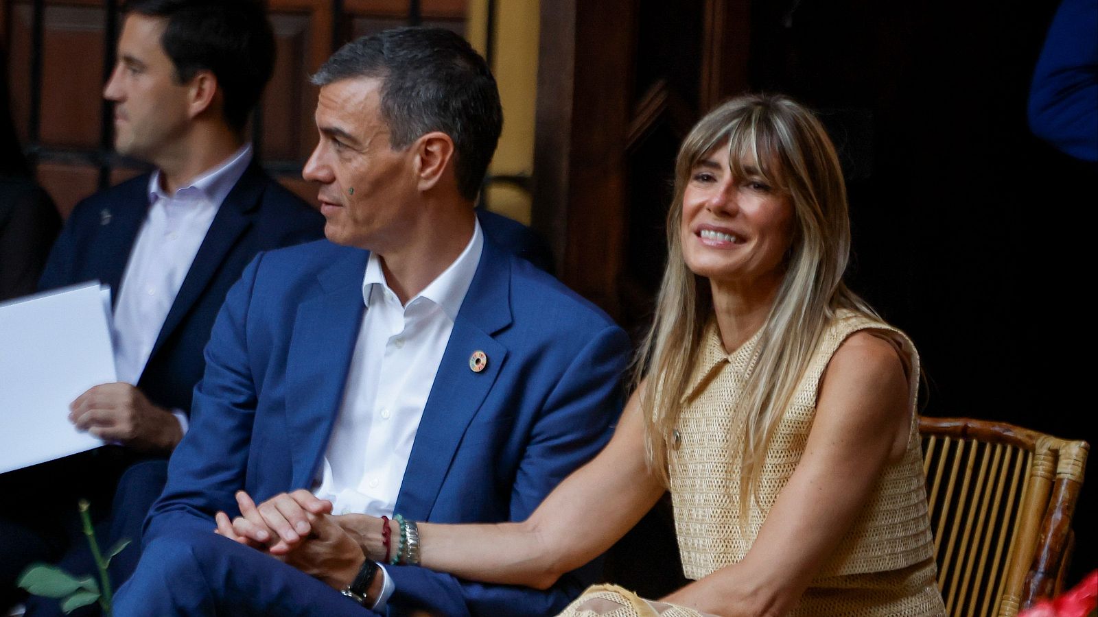 Begoña Gómez, junto a su marido, el presidente del Gobierno, Pedro Sánchez, en una imagen de archivo en Sevilla.