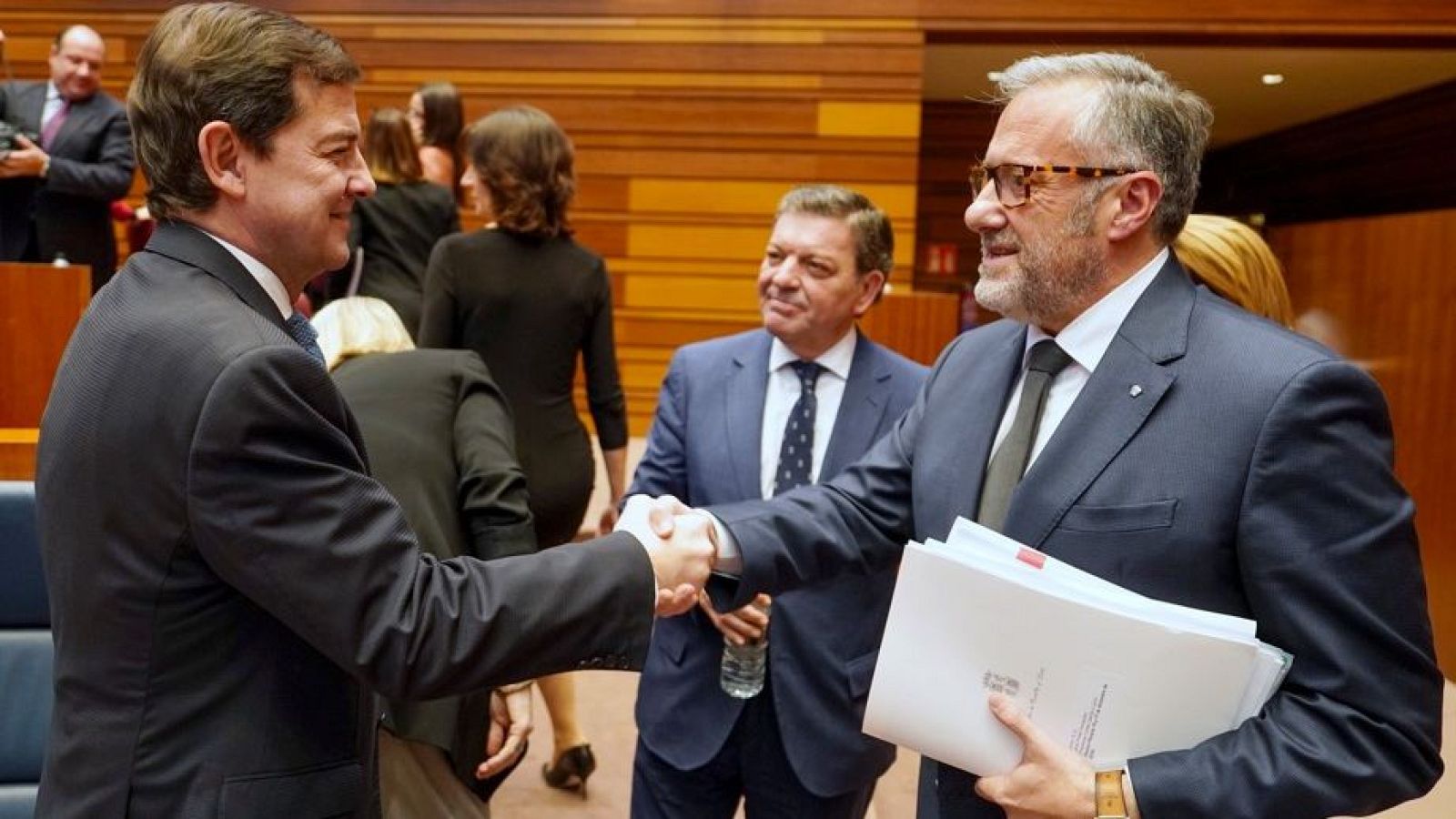 El PP y Vox, a punto de cerrar un acuerdo de gobierno en Castilla y León