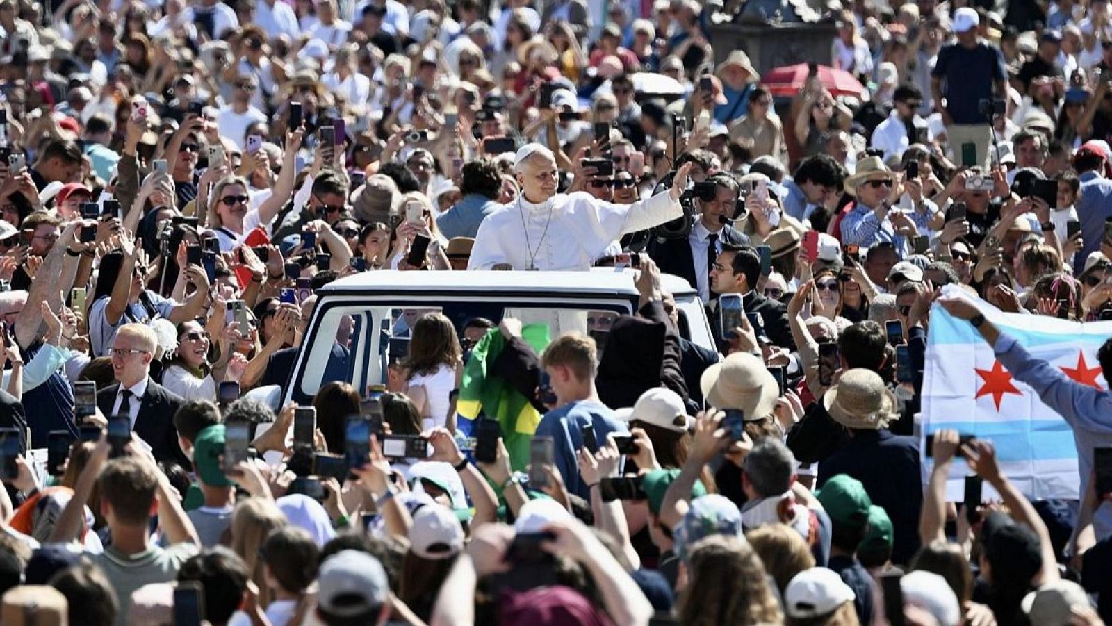 El papa Lleó XIV saluda els seus fidels.