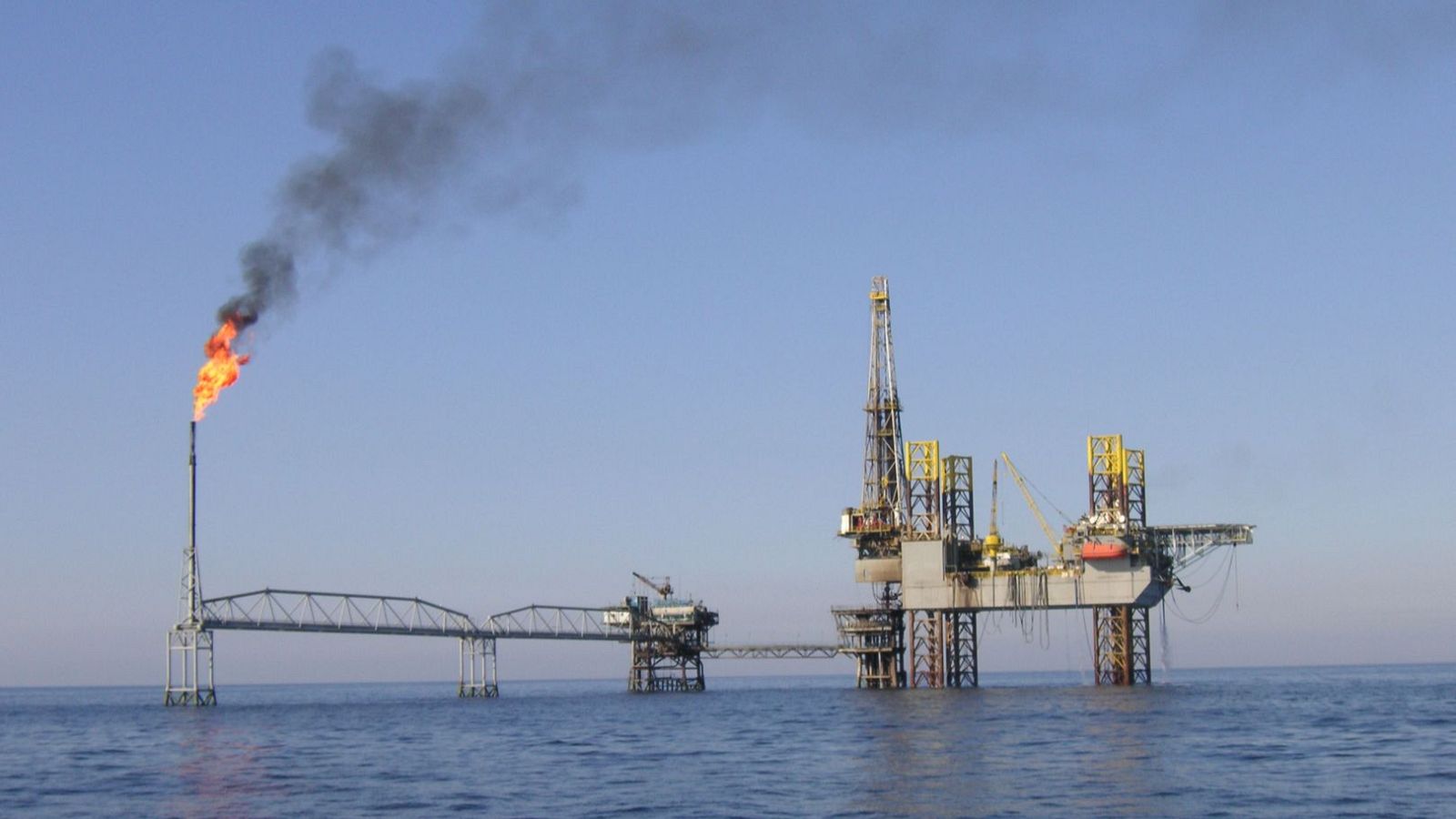 El petróleo sube a la espera de EE.UU. e Irán, mientras las bolsas europeas empiezan la semana en plano