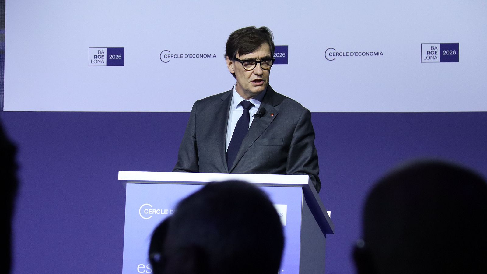Salvador Illa, president de la Generalitat, parla en un esdeveniment formal davant d'un fons amb el logo "CERCLE D'ECONOMIA" i "BARCELONA 2026".