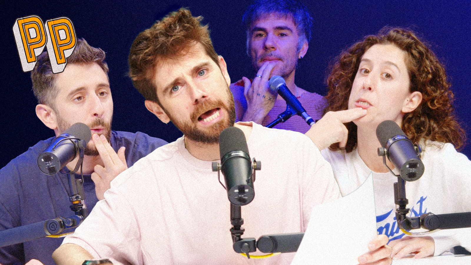 Cuatro personas conversan animadamente en un estudio de podcast, rodeados de micrófonos. Jorge Yorya, Laura de Val, un hombre con barba y Miguel Campos participan en la grabación.