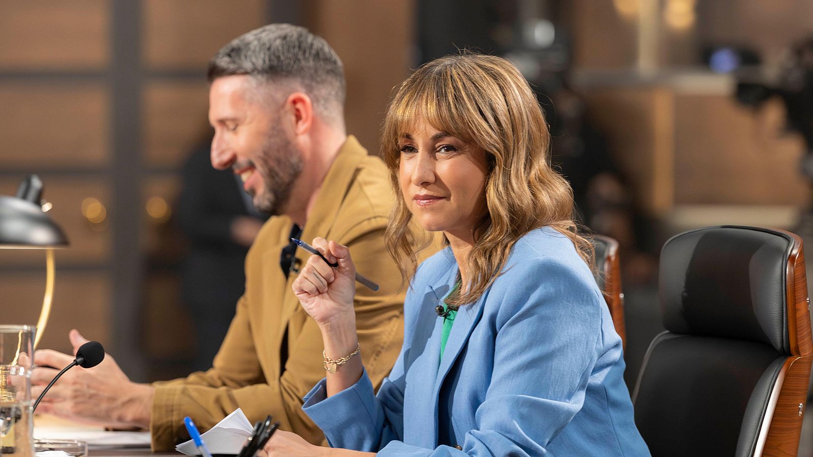 Ana Pardo de Vera junto a su ayudante, Àlex Cubero, en 'El juicio' de La 2