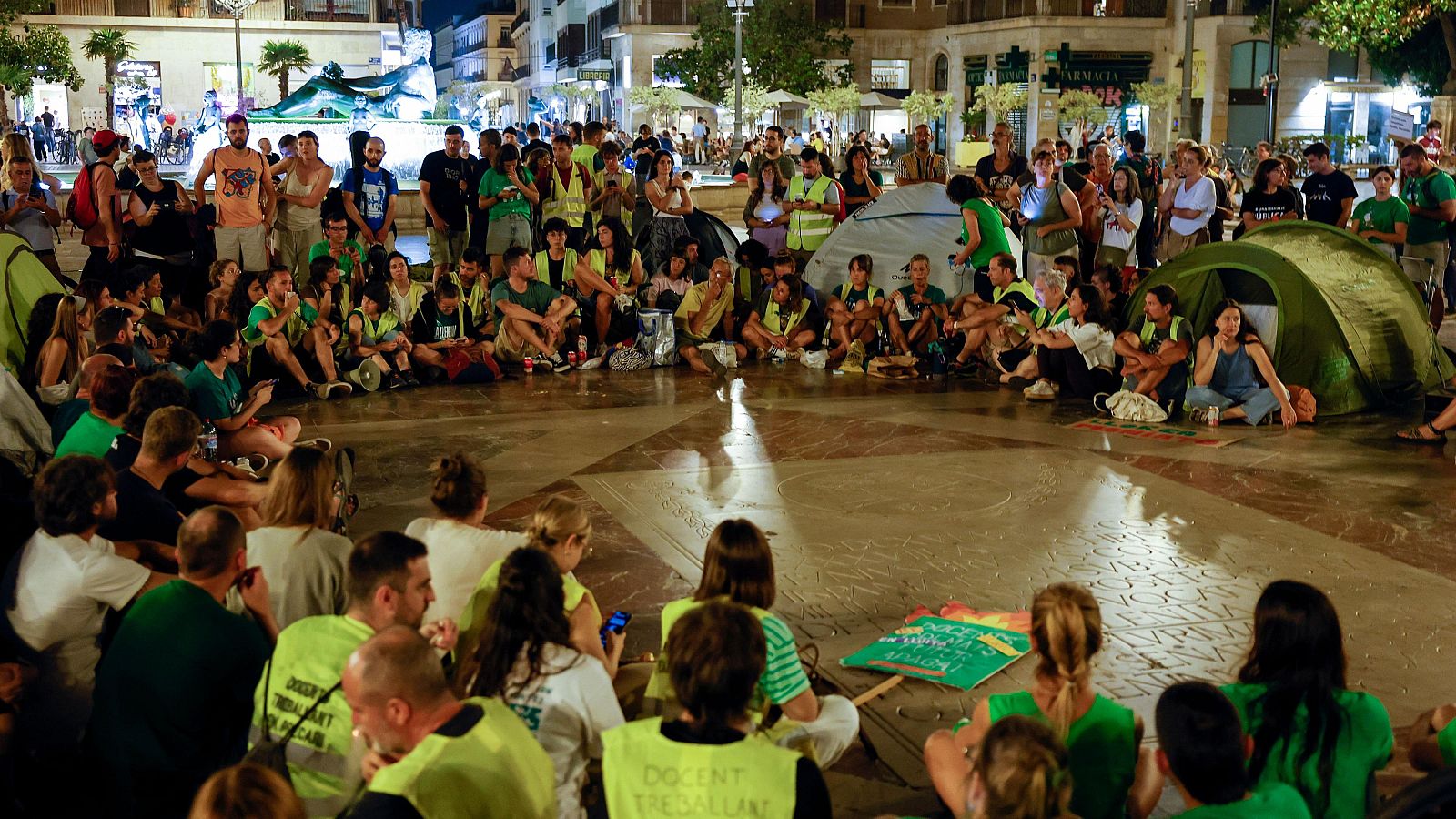 Acampada de profesores en la plaza de la Virgen de València