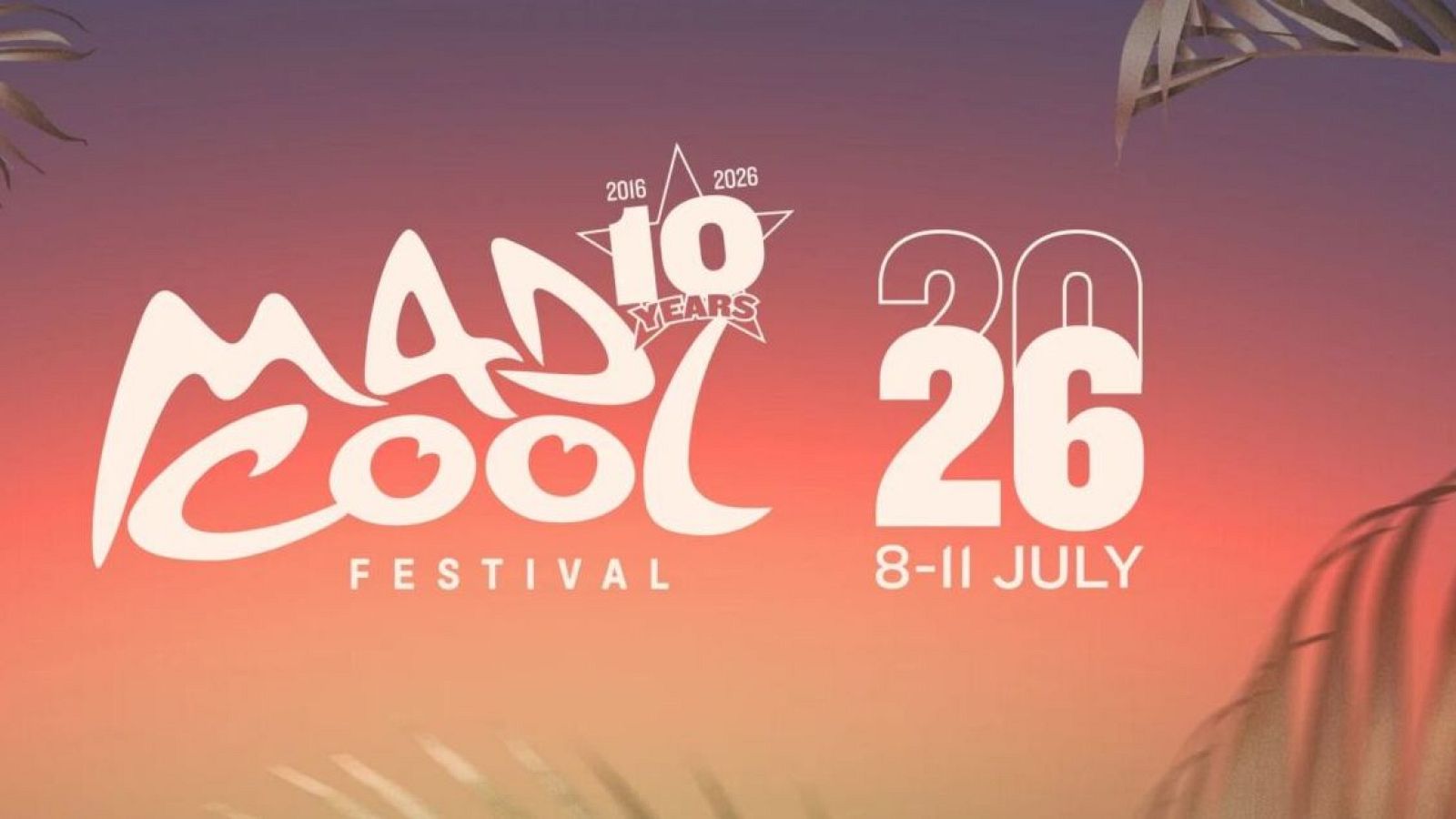 Cartel del Mad Cool Festival 2026, celebrando 10 años del 8 al 11 de julio con un diseño de atardecer y palmeras.