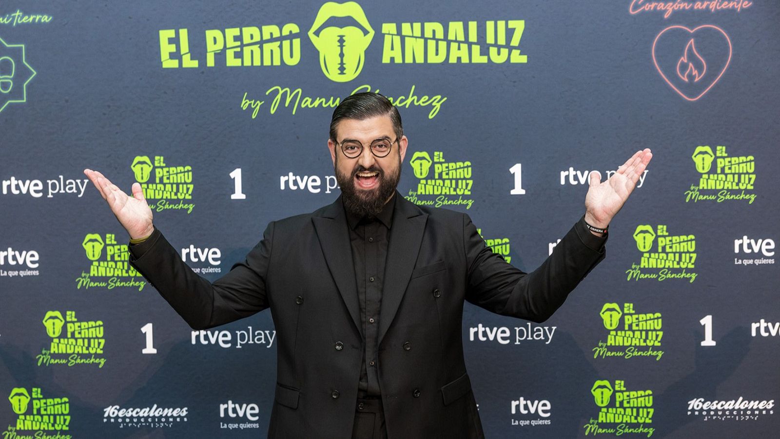 Manu Sánchez presenta "El Perro Andaluz" con entusiasmo, rodeado de logos de RTVE y 16escalones Producciones.