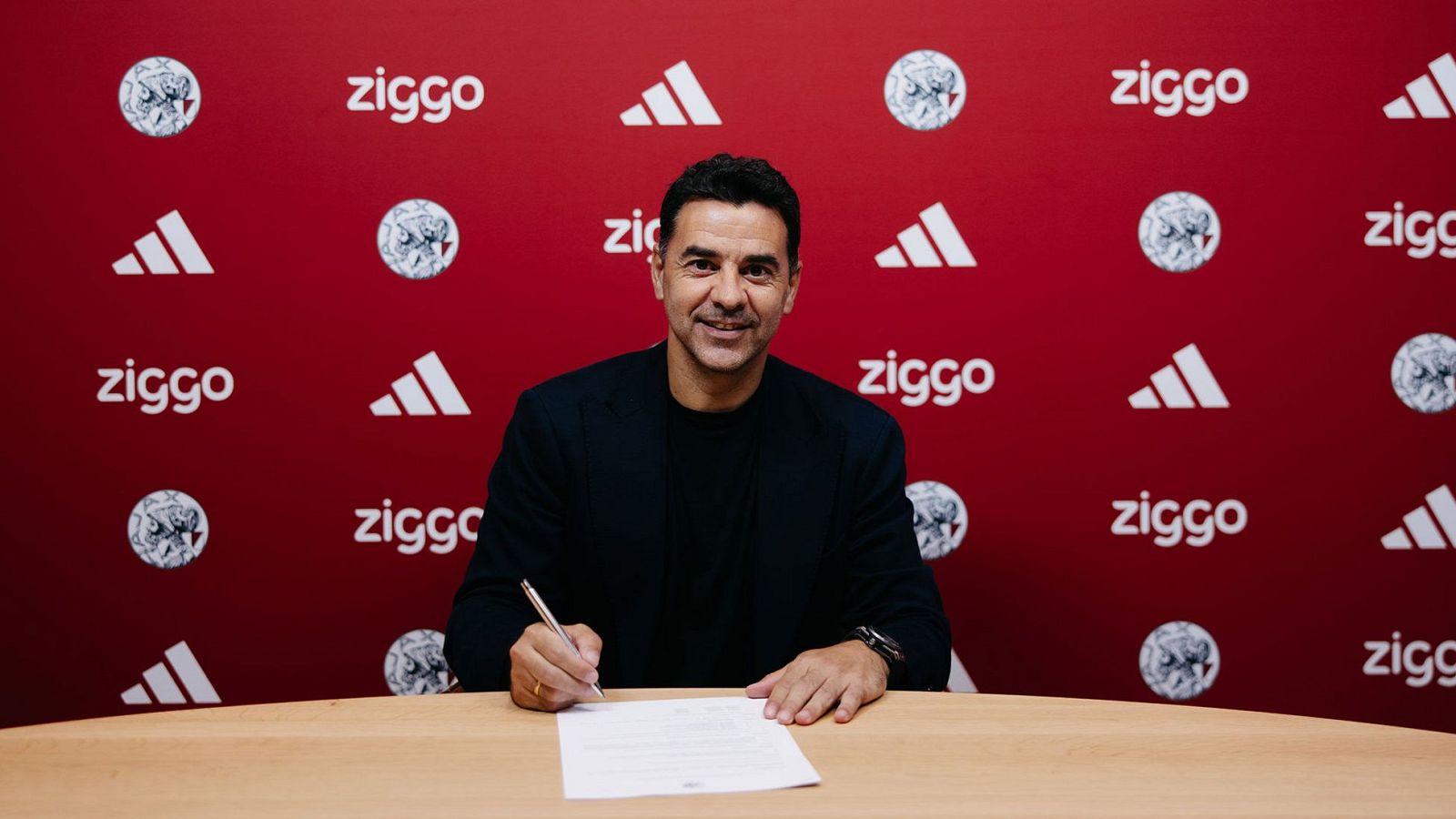 Míchel firma por el Ajax para las 2 próximas temporadas