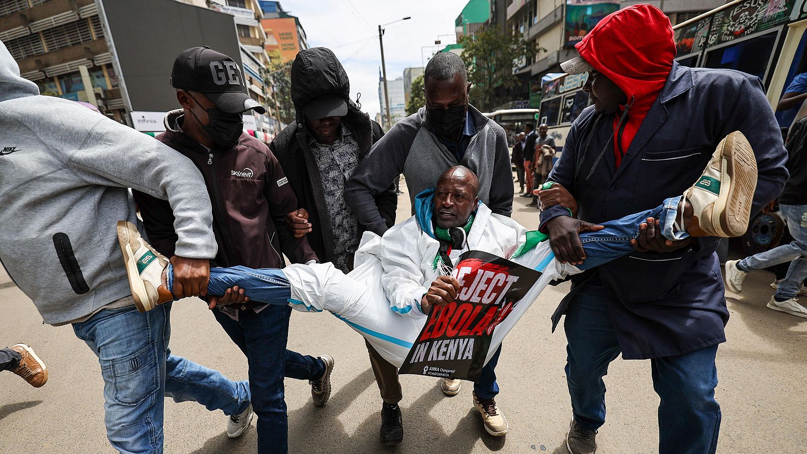 Un activista keniano grita consignas contra un centro de cuarentena para el ébola en Nairobi, Kenia
