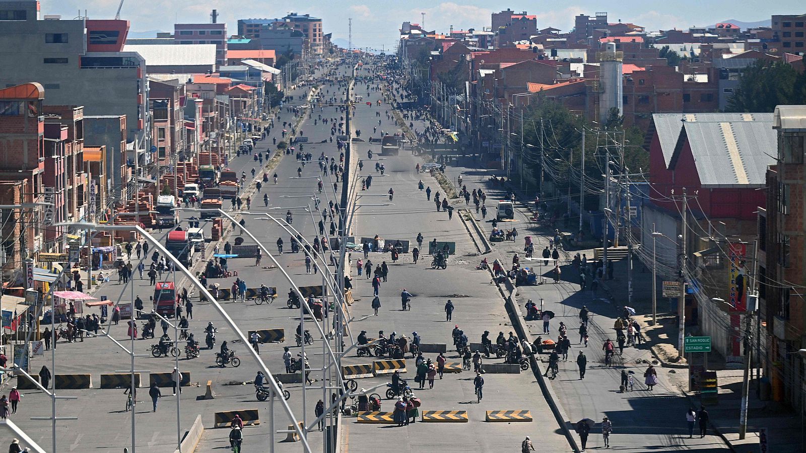 Los ministros de Educación y Defensa de Bolivia renuncian en medio de las protestas que exigen la dimisión del presidente