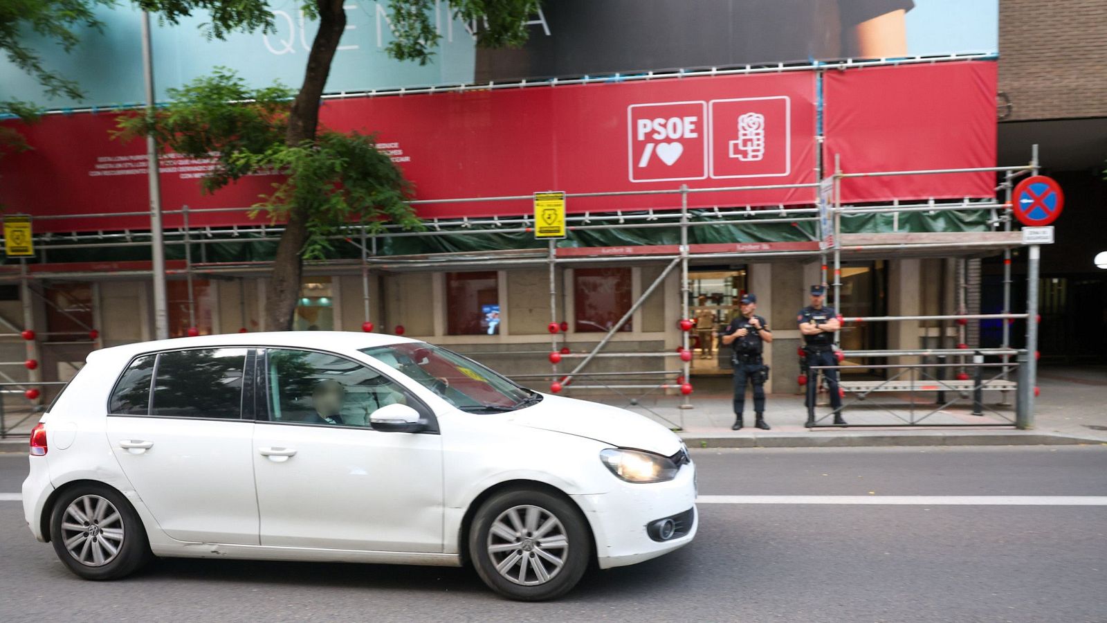 Dos agentes de la Policía Nacional delante de la sede nacional del PSOE en Ferraz, el pasado miércoles cuando la UCO entró a requerir información.