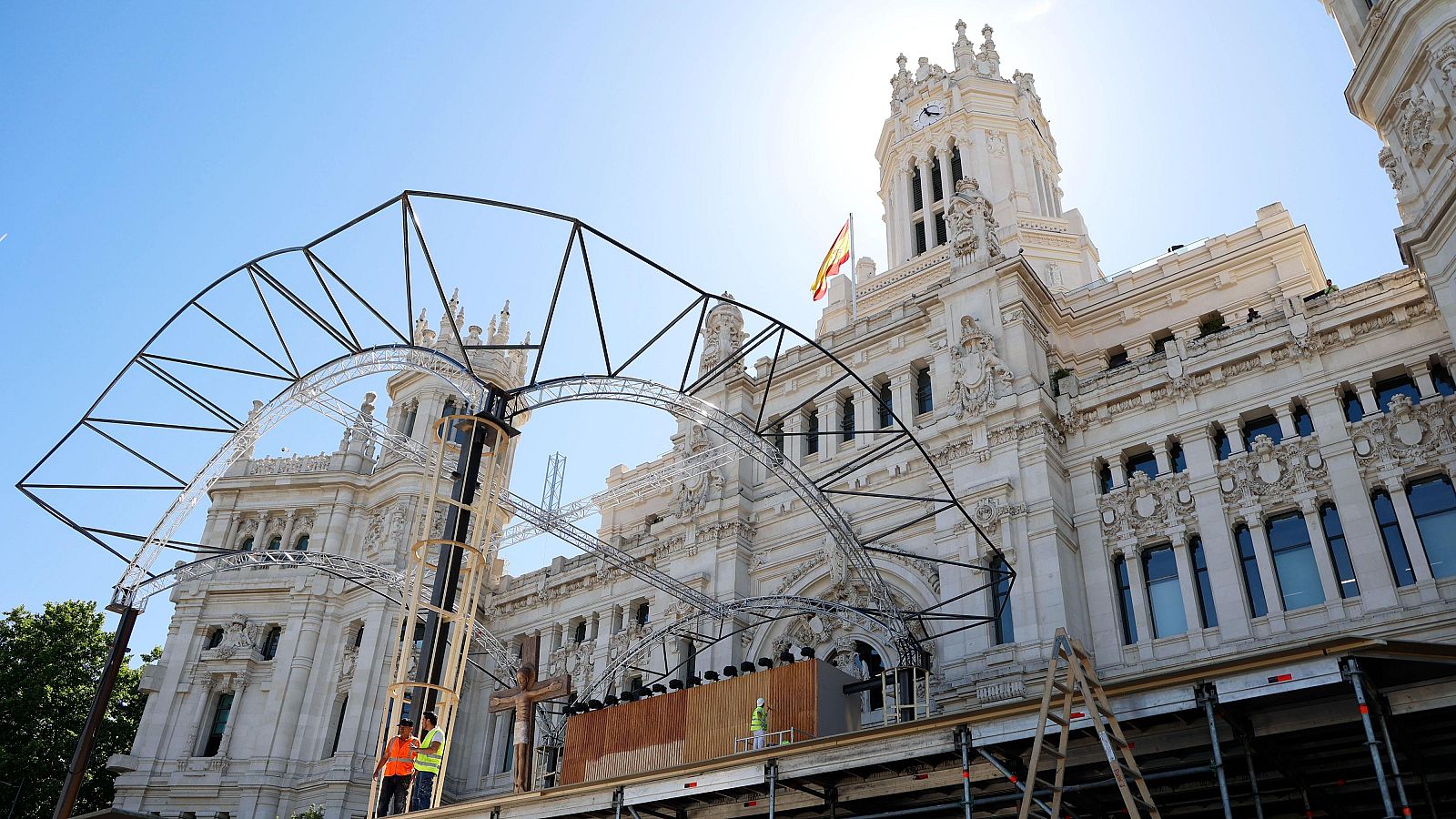 Operarios trabajan este jueves en la estructura para el acto del papa en la Plaza de Cibeles.