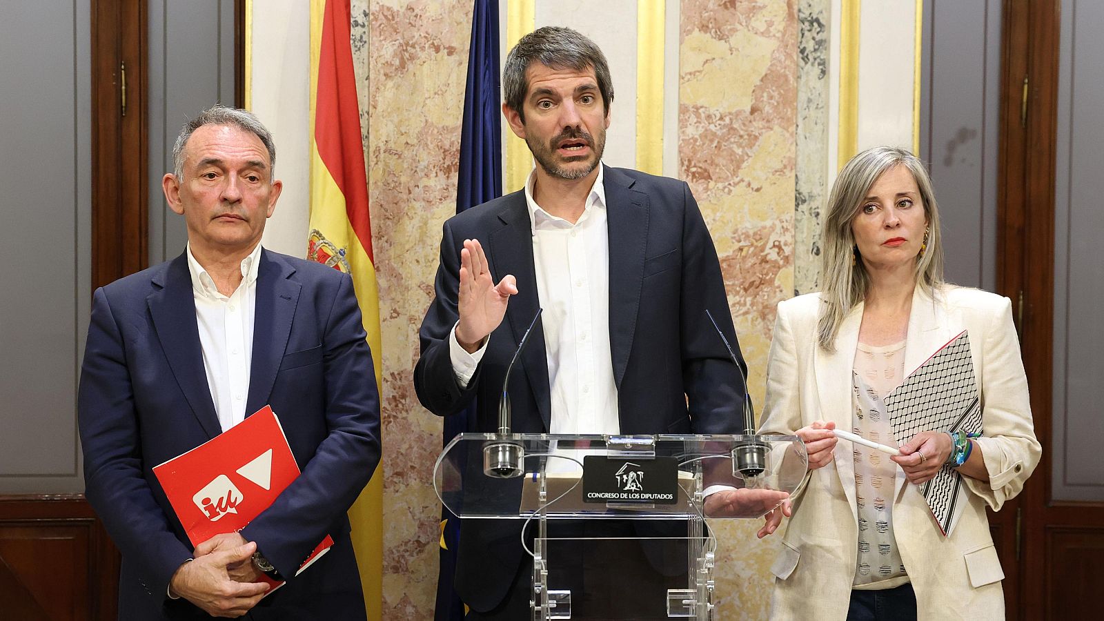 El ministro de Cultura, Ernest Urtasun (en el centro); la portavoz del Grupo Parlamentario Plurinacional Sumar, Verónica Barbero, y el portavoz adjunto de Sumar, Enrique Santiago.