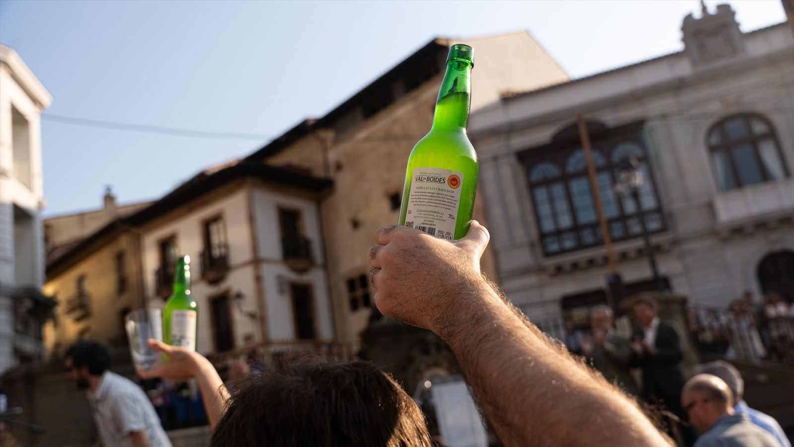 Botellas de sidra en lo alto antes de escanciar sidra