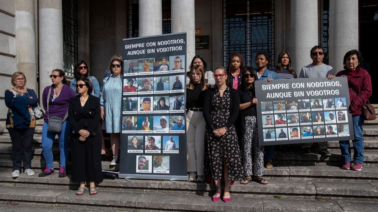 Familiares de los fallecidos en el naufragio del Villa de Pitanxo se manifiestan ante la subdelegación del Gobierno, en Pontevedra.