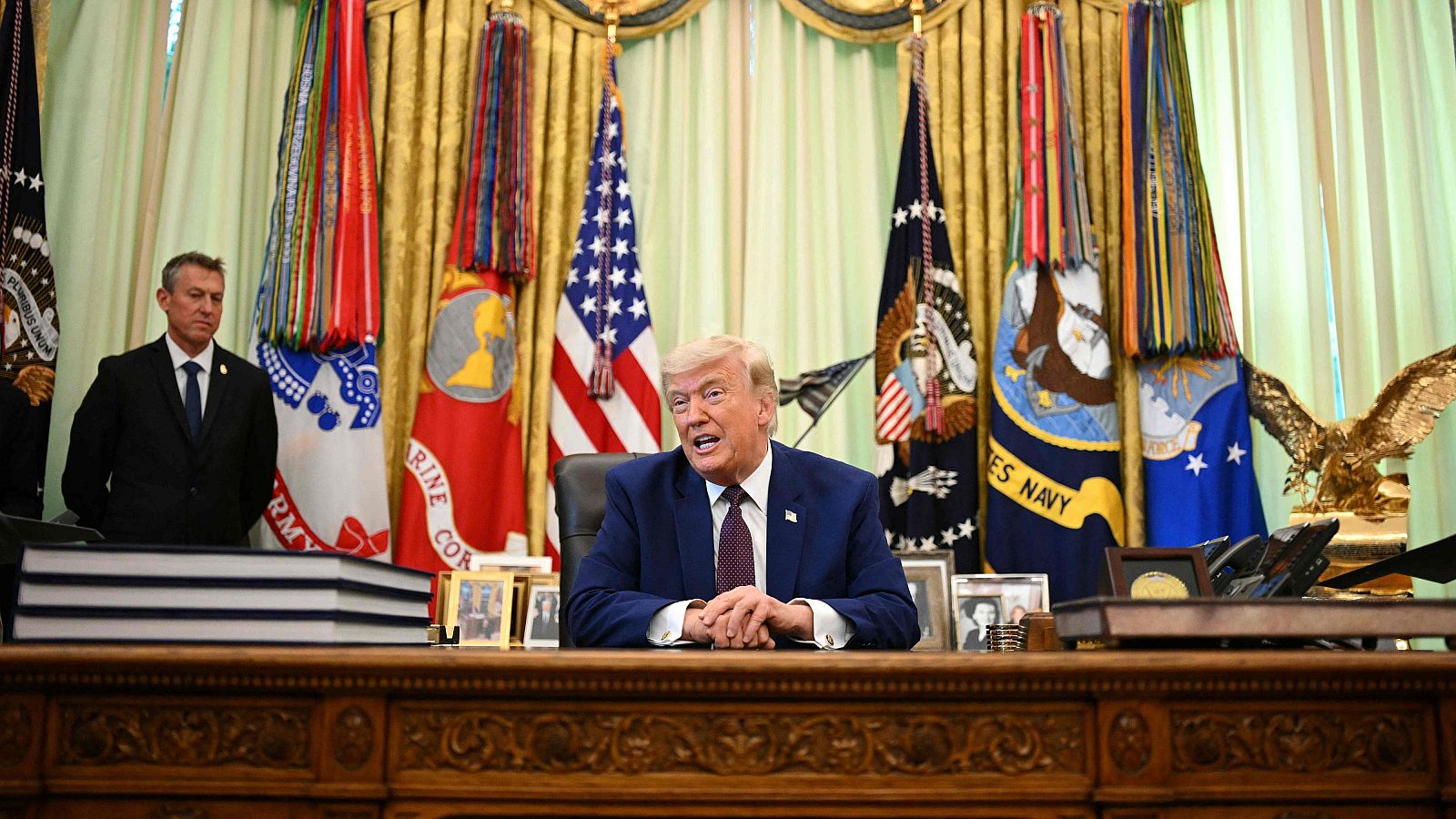 La Cámara Baja de EE.UU. aprueba una medida simbólica para frenar la guerra en Irán y Trump sigue augurando un acuerdo