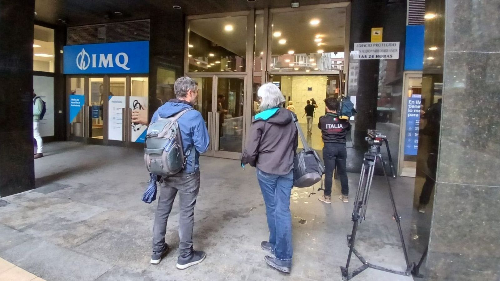 Agentes de la Unidad Central Operativa (UCO) de la Guardia Civil se encuentran desde primera hora de este miércoles en la sede central del PSOE en la calle Ferraz de Madrid para requerir información en relación al caso Leire Díez.
