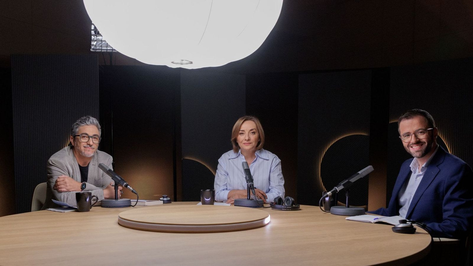 Mara Torres, Juan Sanguino y un tercer hombre debaten en un estudio de RTVE sobre fe y redes sociales en el programa "La semana".