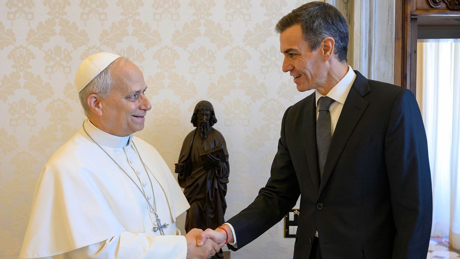 El presidente del Gobierno, Pedro Sánchez, junto al papa León XIV.