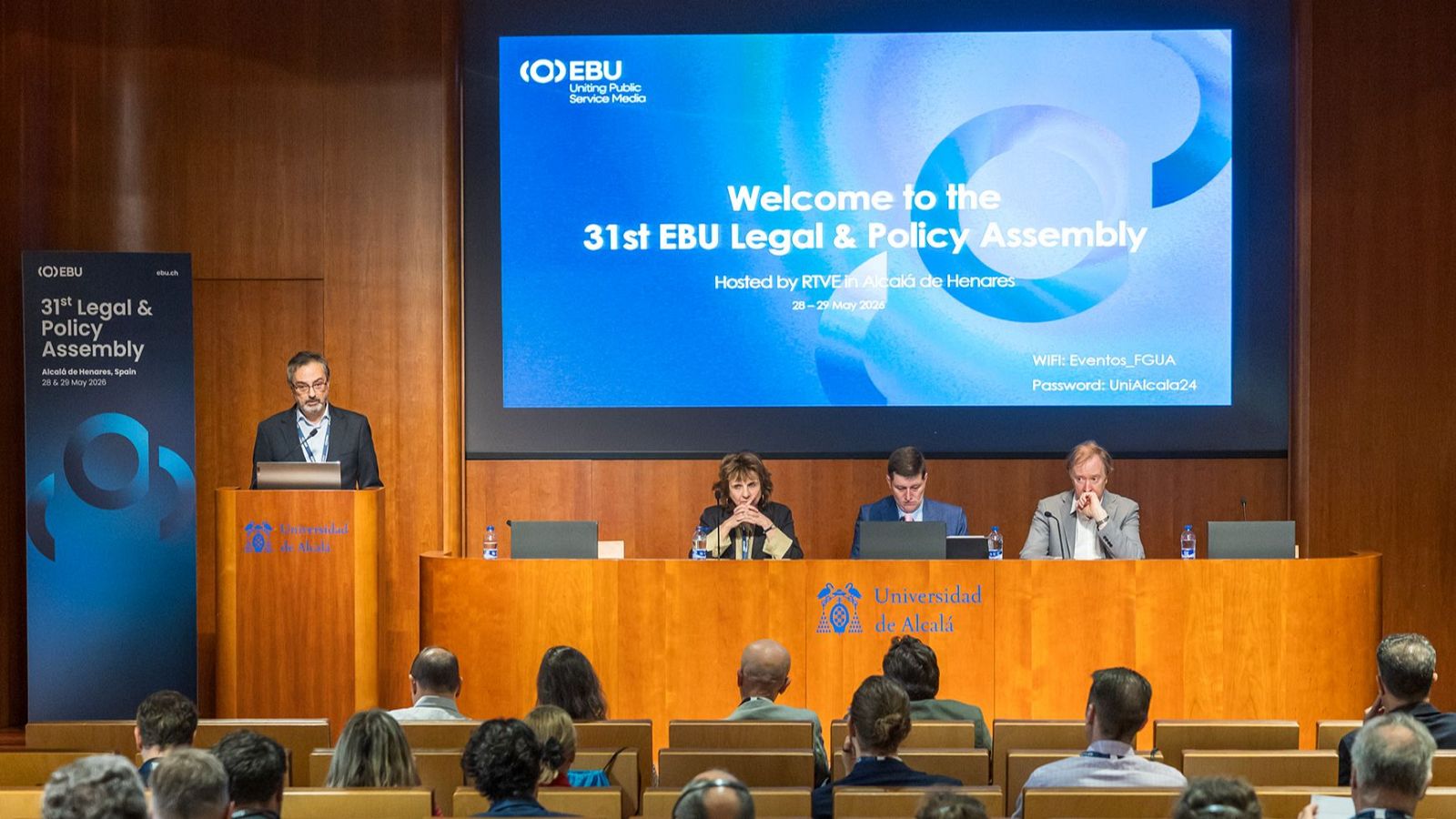 Escenario de la 31ª Asamblea Legal y de Políticas de la EBU en Alcalá de Henares, España, 28-29 Mayo 2020. Logo EBU y RTVE presentes. Orador en podio Universidad de Alcalá.