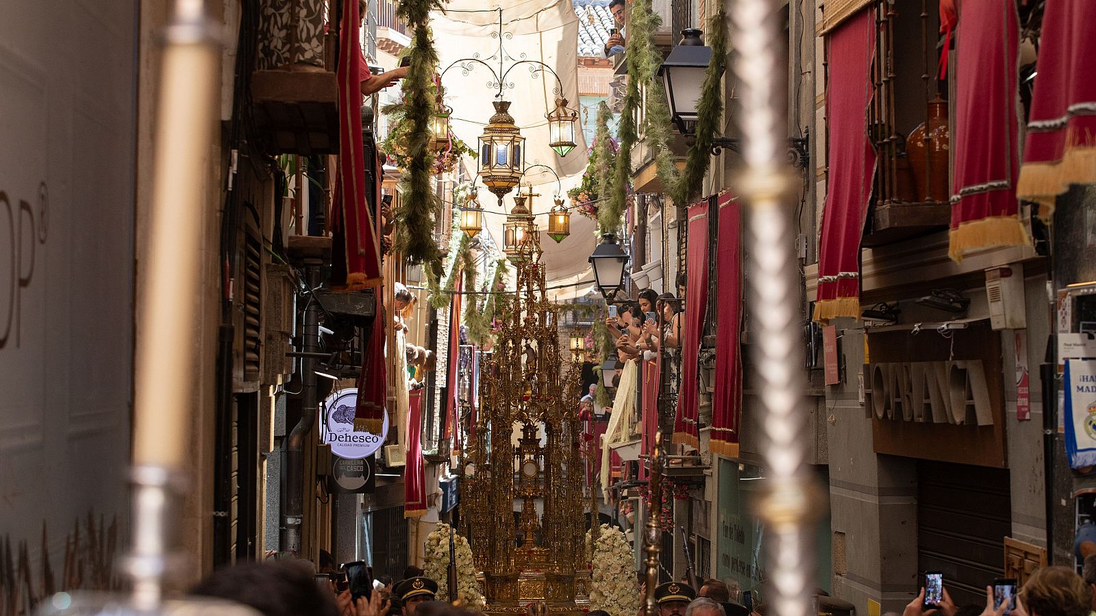Toledo vive un Corpus especial con el VIII centenario de su Catedral y la visita del Papa omnipresentes
