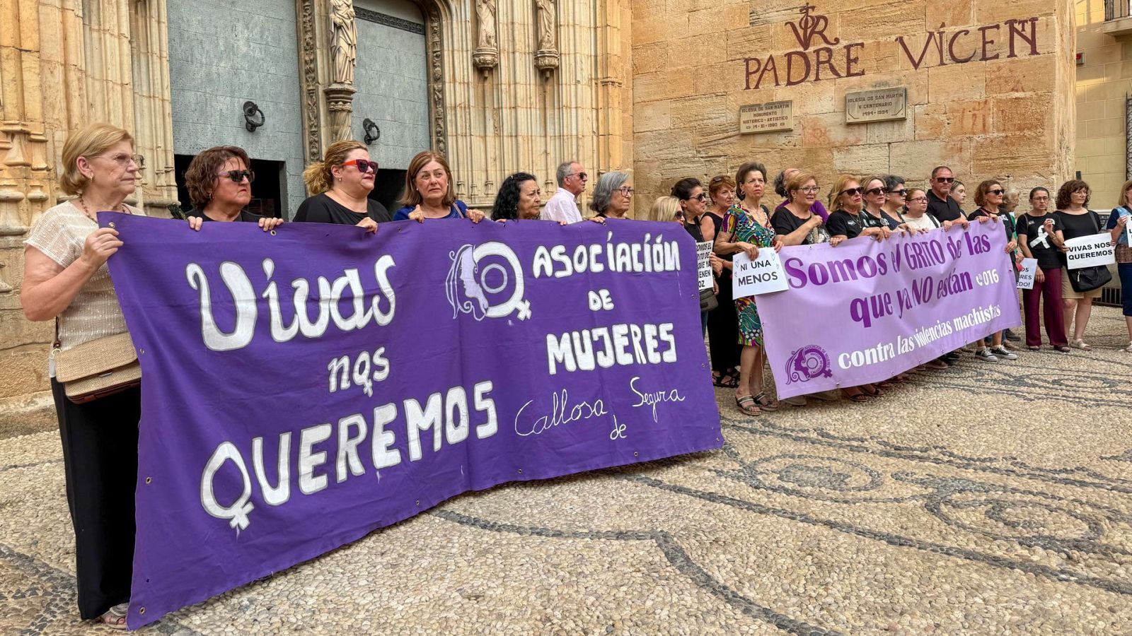 Minuto de silencio ante las puertas del ayuntamiento de Callosa de Segura, en Alicante, por la mujer asesinada a manos de su pareja sentimental.