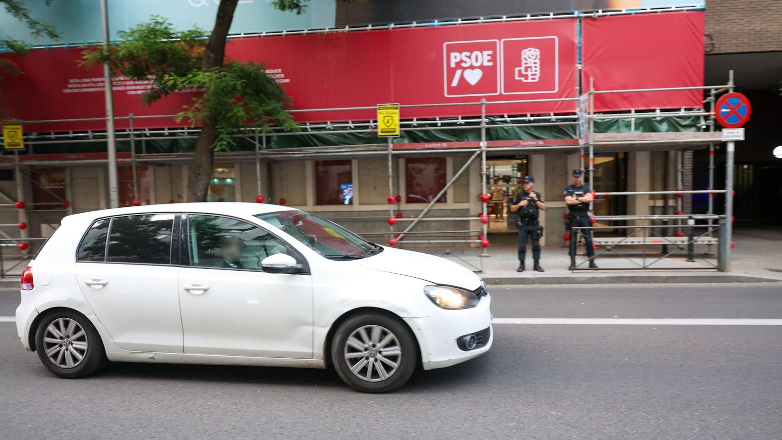 Dos agentes de la Policía Nacional delante de la sede nacional del PSOE en Ferraz, a 27 de mayo de 2026, en Madrid (España).