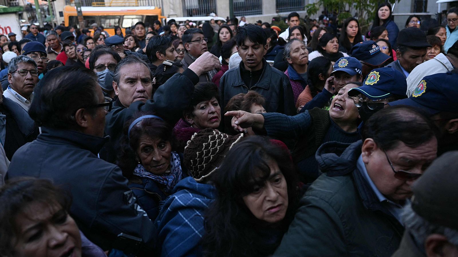 EE.UU. ofrece ayuda al presidente de Bolivia ante las protestas que piden su dimisión