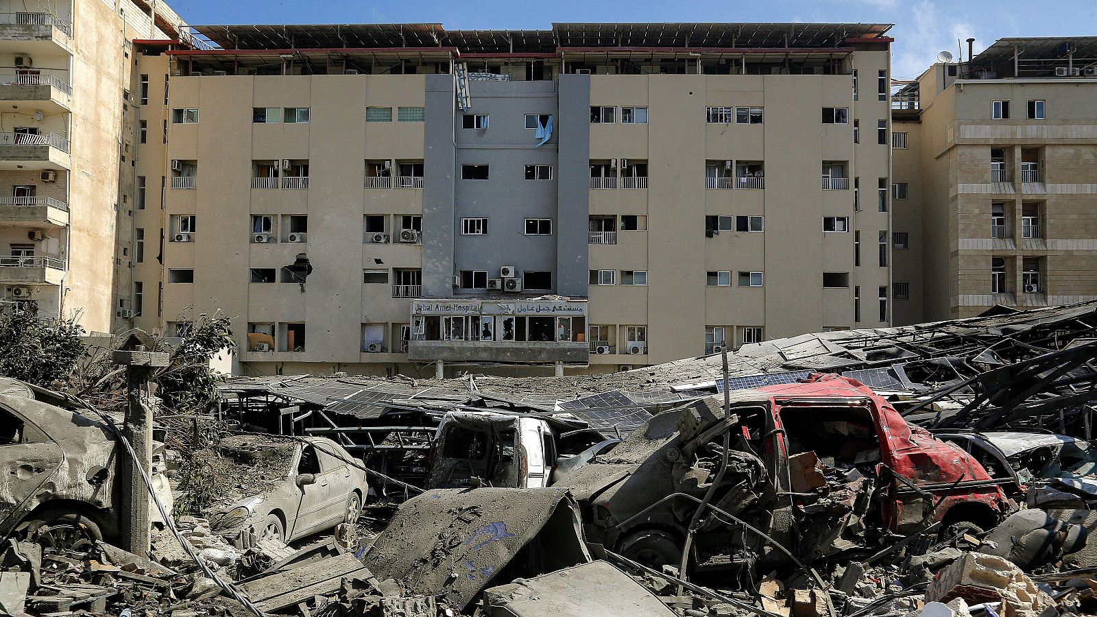 La destrucción de edificios objetivo de ataques aéreos israelíes se ve frente al Hospital Jabal Amel en la ciudad portuaria sureña de Tiro. Los enfrentamientos han continuado en el sur del Líbano a pesar del alto el fuego parcial.